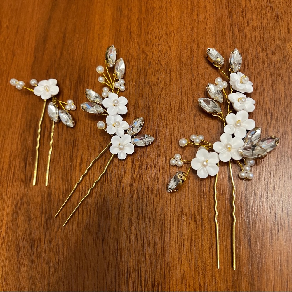 Elegant gold and white floral hair pins